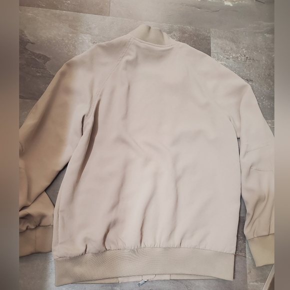 NWOT Aritzia Babaton Gilroy Blouson Bomber Crepe Jacket. Light Greyish Tan. L. - Picture 2 of 10